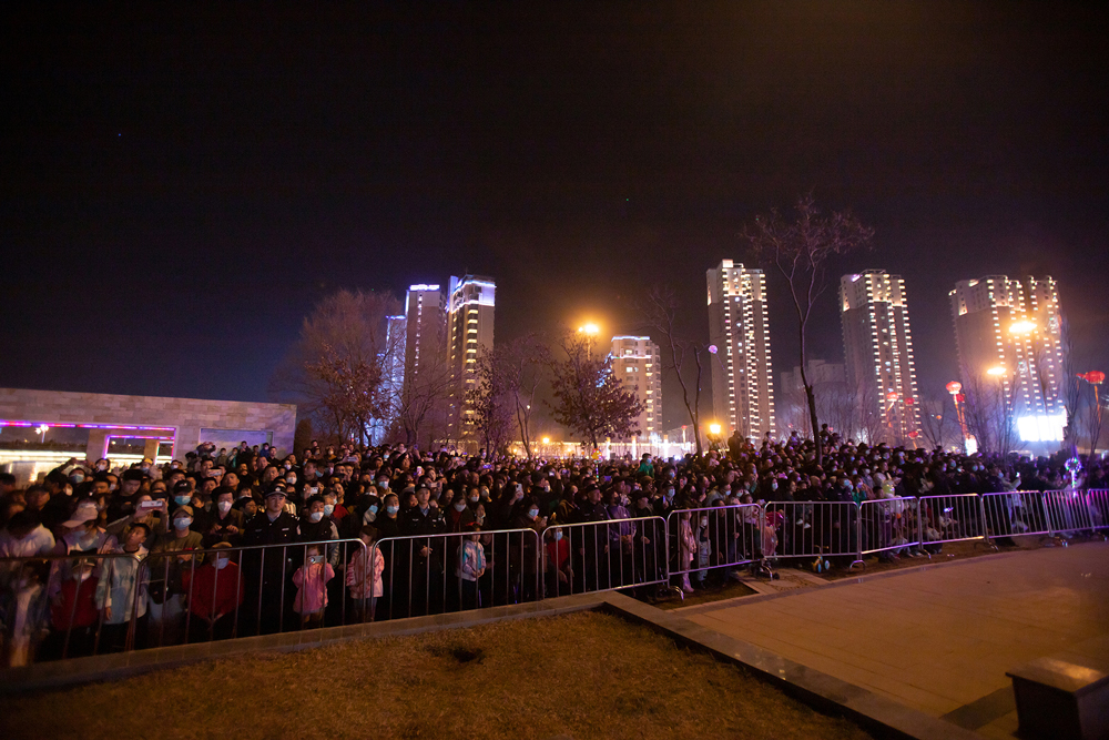 1680501190698718.jpg 人群.jpg